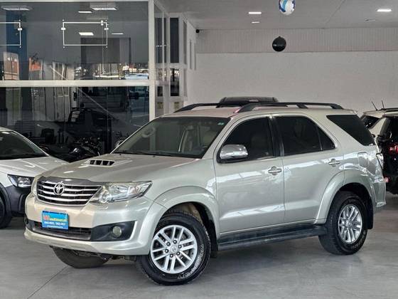 TOYOTA HILUX SW4 3.0 SR 4X4 16V TURBO INTERCOOLER DIESEL 4P AUTOMÁTICO